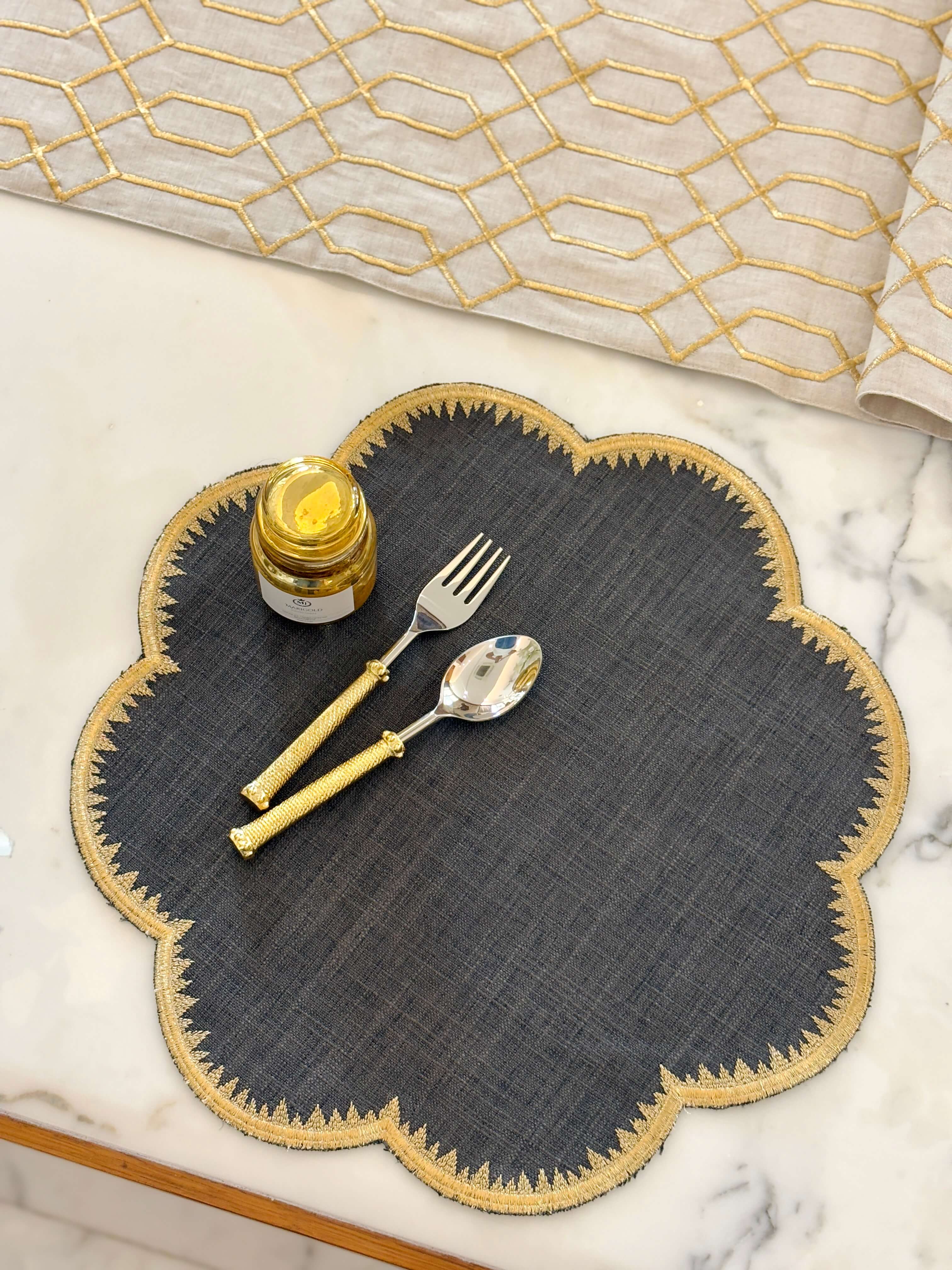 Zig Zag Round Embroider Collection Mat