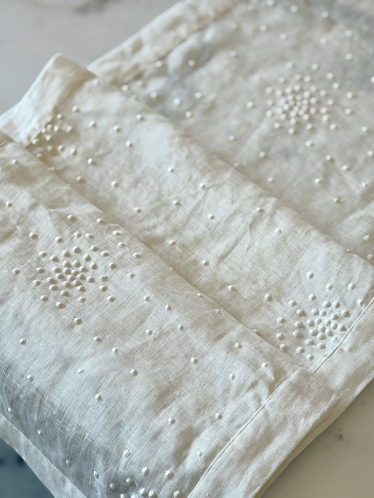 Aop Dotted Emb Runner