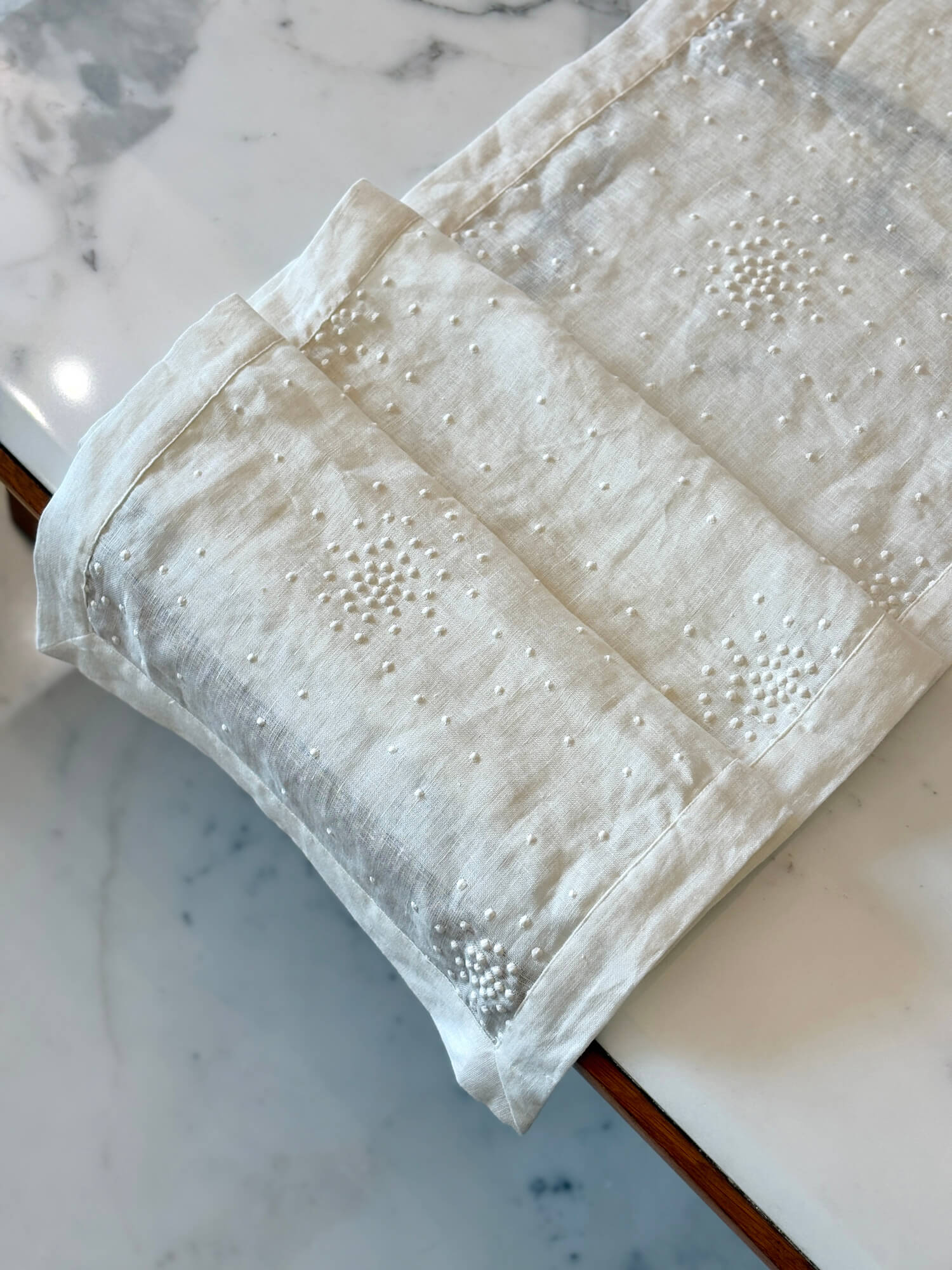 Aop Dotted Emb Runner