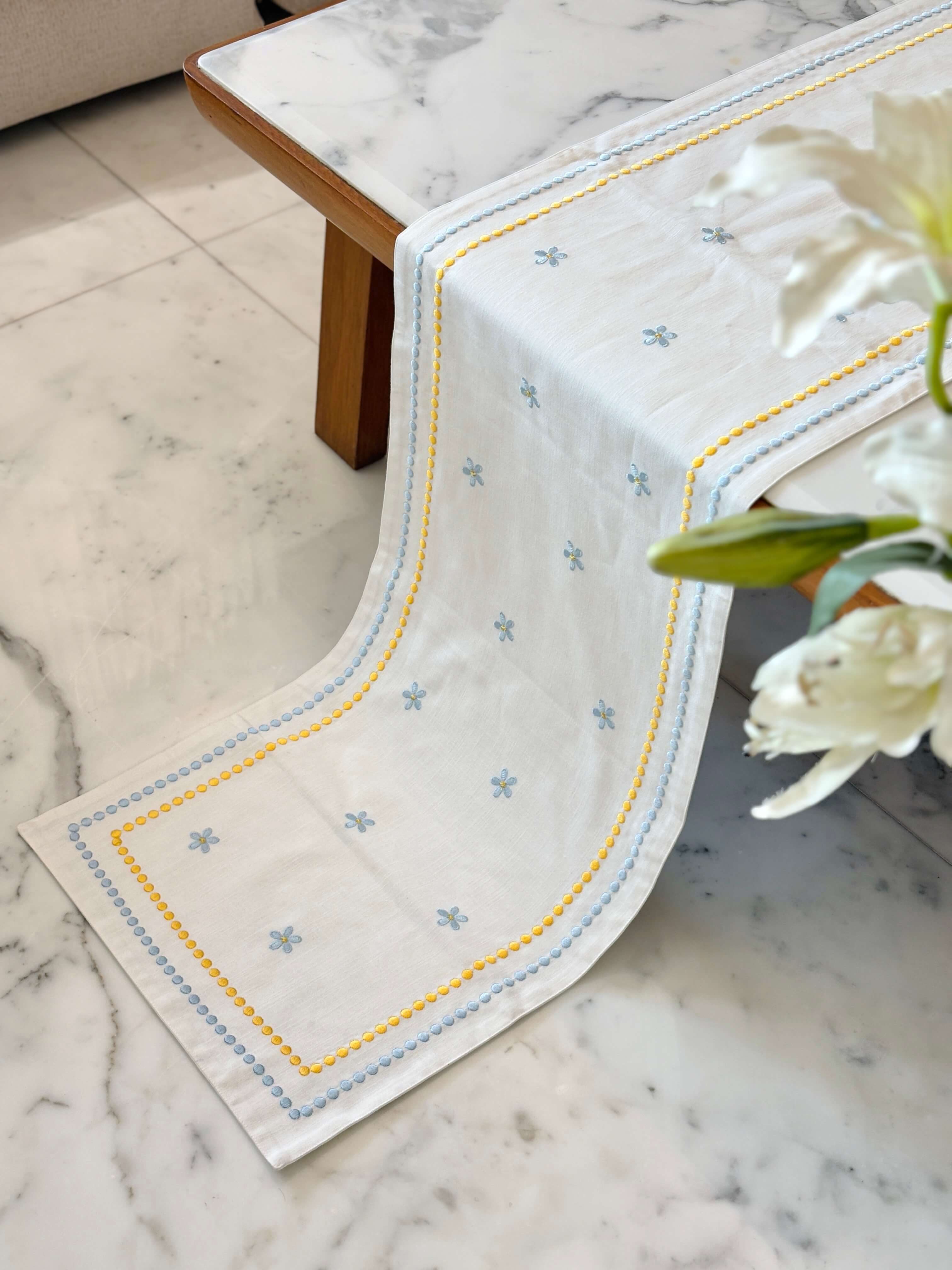 Daisy Emb Runner