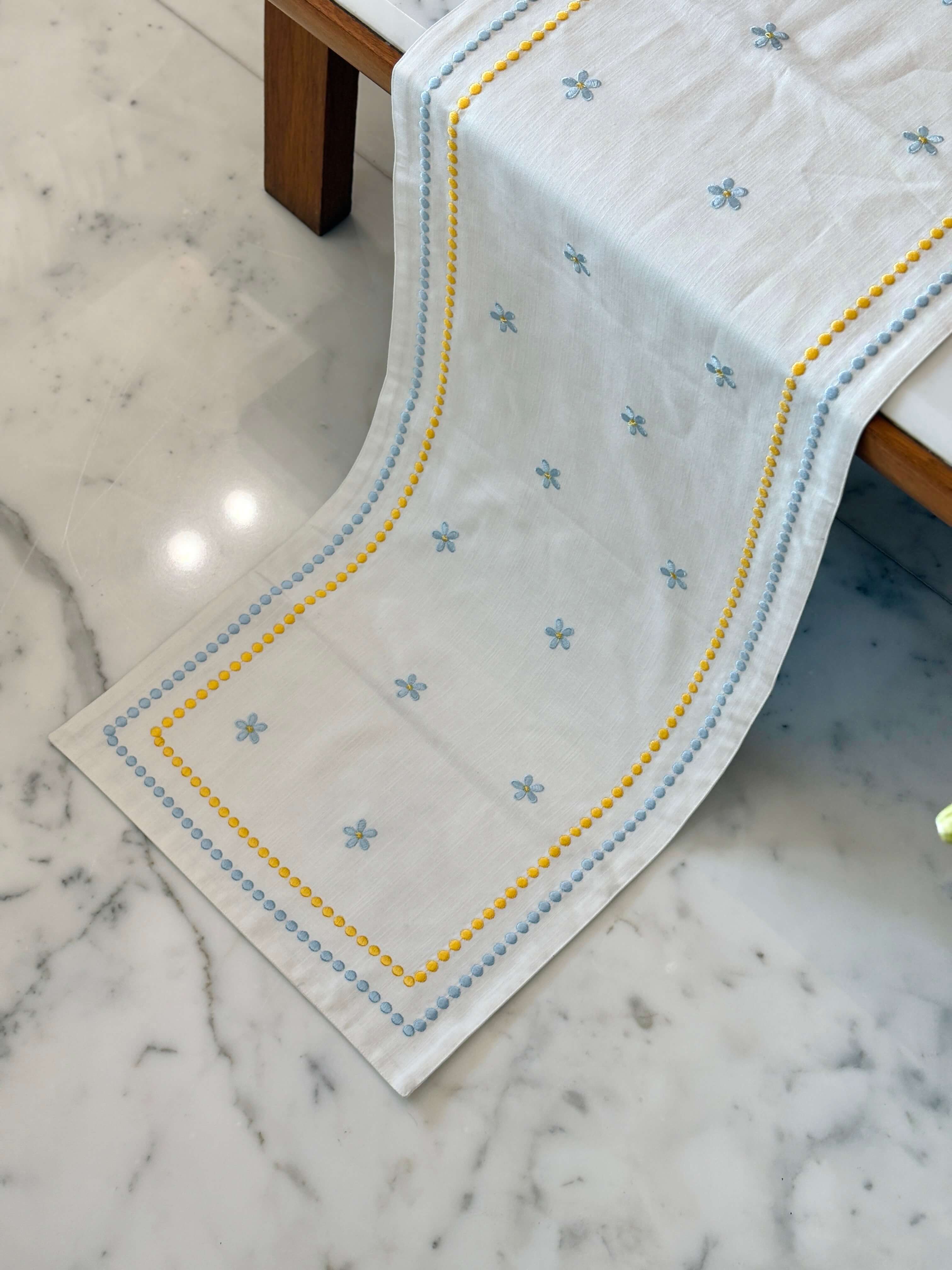 Daisy Emb Runner