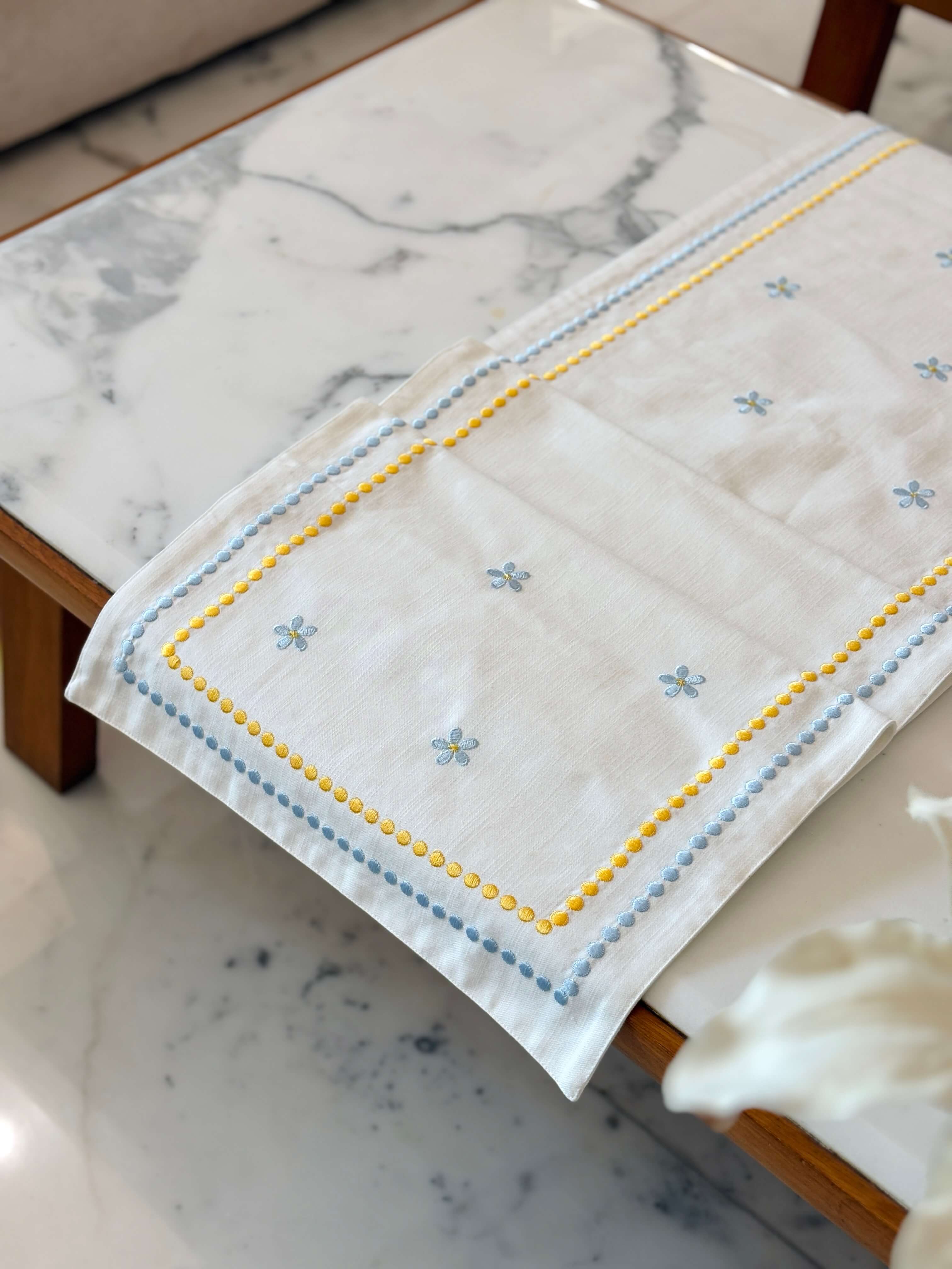 Daisy Emb Runner